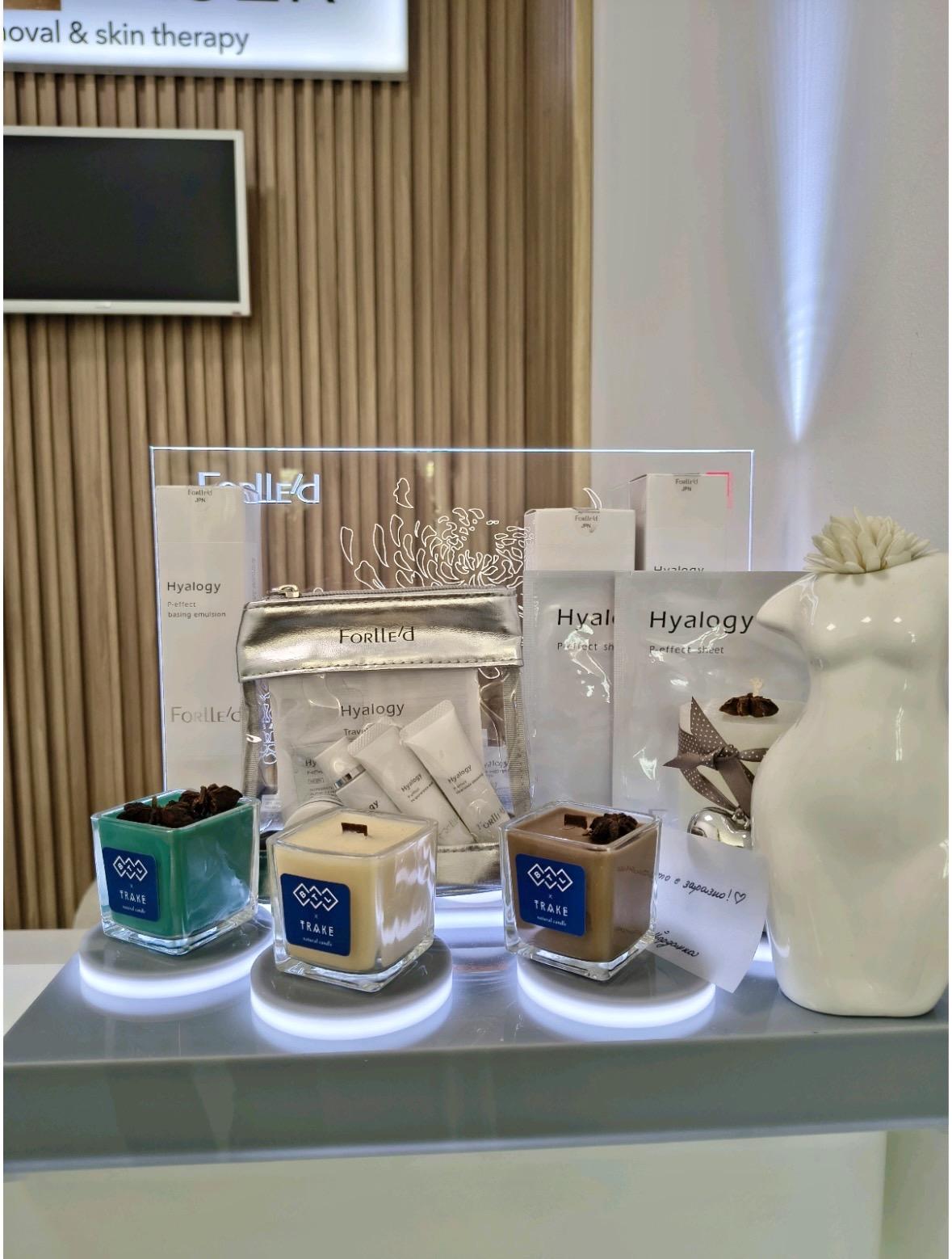 Витрината с продукти за домашна грижа на рецепцията на Skin Laser